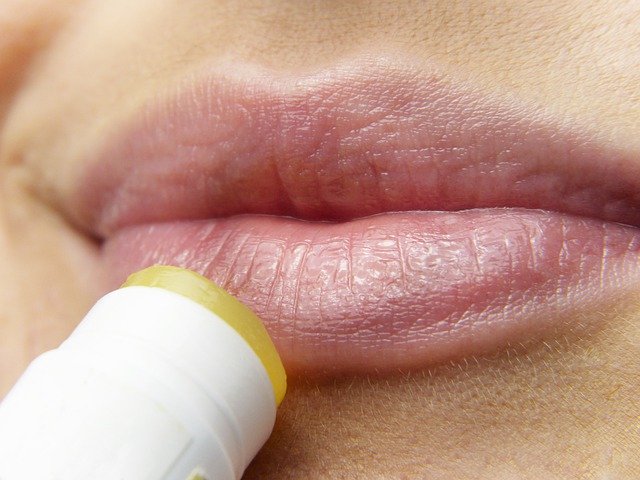 Cara Menghilangkan Garis Hitam di Bibir